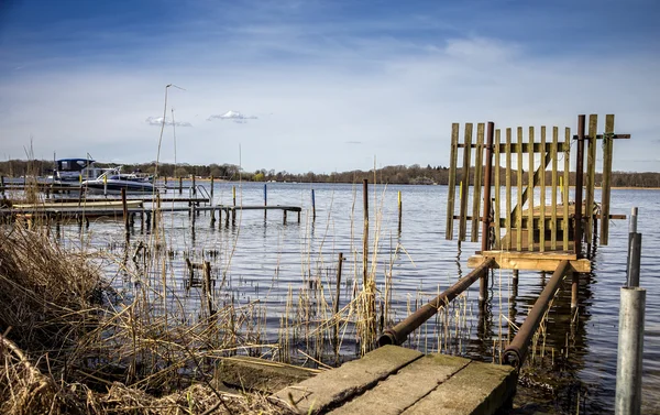 Jetée en bois sur le lac — Photo