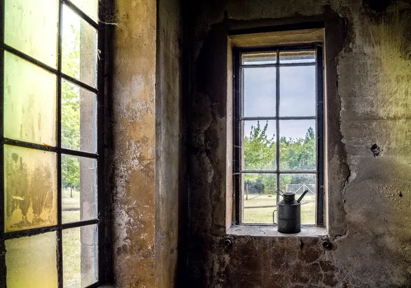 Стара олія з брудного вікна на заводі — стокове фото