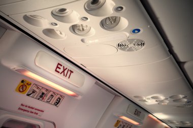 bir uçak acil çıkış