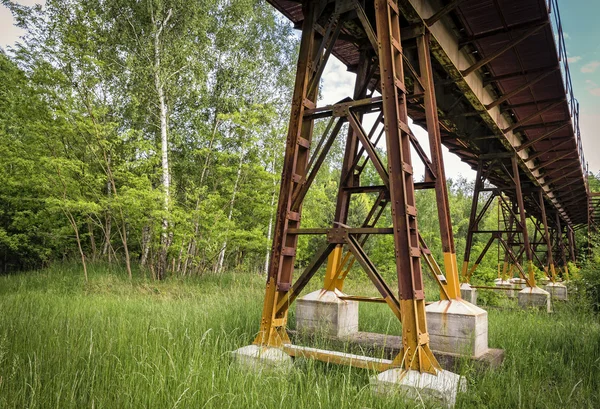 Construção de uma antiga ponte ferroviária — Fotografia de Stock