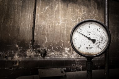 Almanya'da eski bir fabrika teknik ayrıntılara ve makineler