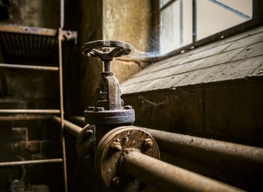 Almanya'da eski bir fabrika teknik ayrıntılara ve makineler