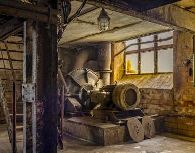 Almanya'da eski bir fabrika teknik ayrıntılara ve makineler