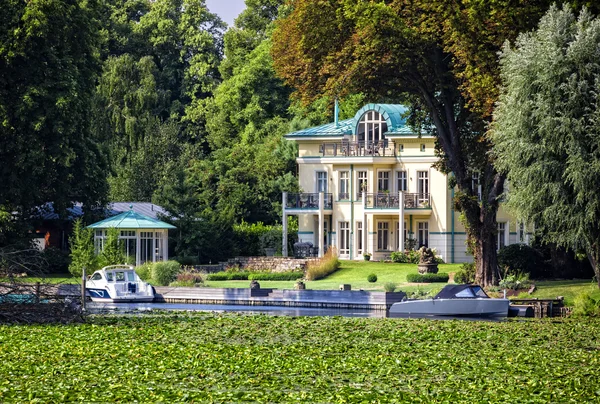 Casa no lago — Fotografia de Stock