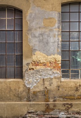 harap bir duvar üzerinde iki pencere