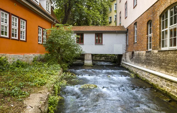 Rumah dan sungai di Erfurt di Thuringia — Stok Foto