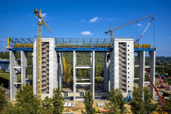 Property under construction new boat lift in Niederfinow directly next to the historic old elevator — Stock Photo, Image