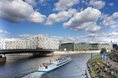 Berlin Spree Nehri üzerinde gemi