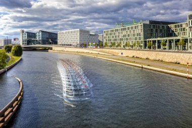 bir gemi yavaş yavaş Spree Nehri Berlin'de taşır.