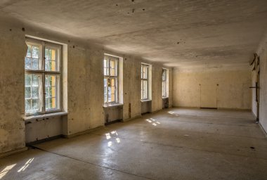 terk edilmiş bir barrack odasında