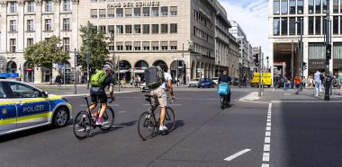 Otobüsler, arabalar, bisikletler ve yayalar, Unter den Linden ve Friedrichstrasse, Berlin, Almanya kavşağındaki yol trafiği