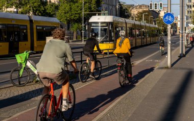 Berlin karayolu trafiği, Invalidenstrae, Chausseestrae, Berlin, Almanya