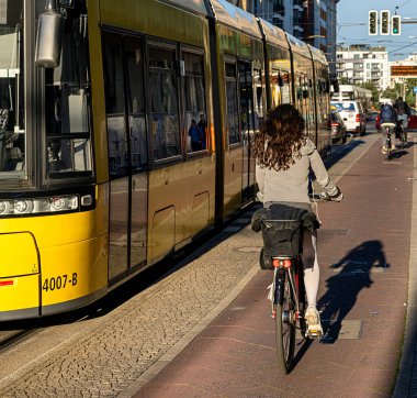 Berlin karayolu trafiği, Invalidenstrae, Chausseestrae, Berlin, Almanya