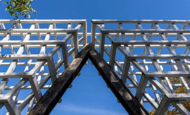 Britzer Garten, deniz kenarındaki ahşap sütunlar ve açık kırsal bölgeler, Berlin 'deki eğlence alanı, yeşil alan ve çeşitli mekanları olan eğlence parkı, Berlin, Almanya