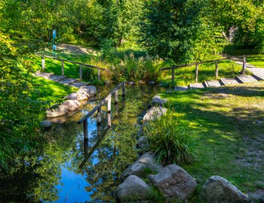 Britzer Garten, deniz kenarındaki ahşap sütunlar ve açık kırsal bölgeler, Berlin 'deki eğlence alanı, yeşil alan ve çeşitli mekanları olan eğlence parkı, Berlin, Almanya