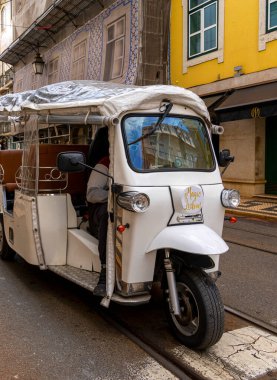 Lizbon, Portekiz sokaklarında, Tuk Tuks olarak da bilinen ünlü otomobil çekçekçekleriyle turistik ilgi ve geziler