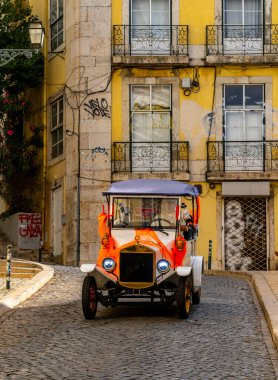 Lizbon, Portekiz sokaklarında, Tuk Tuks olarak da bilinen ünlü otomobil çekçekçekleriyle turistik ilgi ve geziler