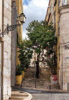 Eski Lizbon, Portekiz 'deki kentsel yapı, tarihi mimari, tramvay rayları, küçük sokaklar ve perakende mağazaları