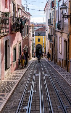 Eski Lizbon, Portekiz 'deki kentsel yapı, tarihi mimari, tramvay rayları, küçük sokaklar ve perakende mağazaları