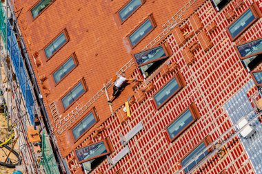 Çatı kiremitleriyle çalışan çatıcılar, Berlin, Almanya