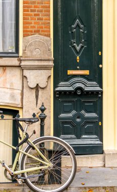 Hollanda, Amsterdam 'daki kanallar boyunca belediye binaları, çeşitli cepheler ve küçük girişler içeren mimari