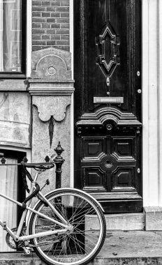 Hollanda, Amsterdam 'daki kanallar boyunca belediye binaları, çeşitli cepheler ve küçük girişler içeren mimari