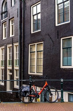 Hollanda, Amsterdam 'daki kanallar boyunca belediye binaları, çeşitli cepheler ve küçük girişler içeren mimari