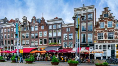 Hollanda, Amsterdam 'daki kanallar boyunca belediye binaları, çeşitli cepheler ve küçük girişler içeren mimari