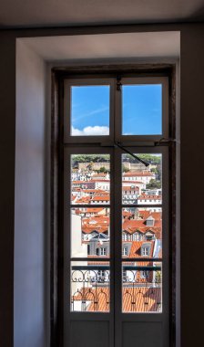 Portekiz 'in eski Lizbon kasabasının çatılarından manzarayı izleyin.