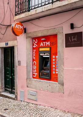 Eski kasaba Lizbon, Portekiz 'deki Kırmızı ATM Ekspres ATM