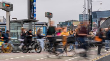 Amsterdam, Hollanda 'da hareket bulanıklığı ve bisiklet trafiği