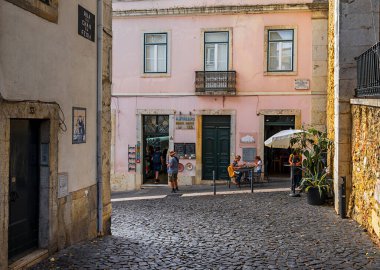 Eski Lizbon, Portekiz 'deki ev cephesi, tarihi mimari, dar sokaklar ve perakende mağazaları