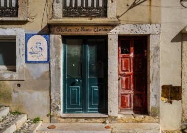 Eski Lizbon, Portekiz 'deki ev cephesi, tarihi mimari, dar sokaklar ve perakende mağazaları