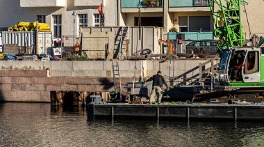 Berlin-Charlottenburg, Berlin, Almanya 'da Spree Nehri kıyısında inşaat alanı