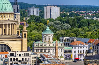 Garnizon Kilisesi 'nin üst terasından Potsdam' ın şehir merkezi Brandenburg 'un tarihi binaları ve mimarisi
