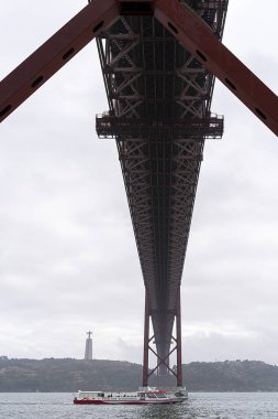 Ponte 25 de Abril, Portekiz 'de 3,2 km uzunluğunda bir köprü kompleksi, Tagus Nehri üzerinde 2278 metre uzunluğunda asma köprüsü, bulutlu ve yağmurlu hava, birleşik yol ve demiryolu trafiğine sahip üçüncü uzun asma köprü, Lizbon ve Portekiz