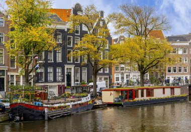 Tarihsel mimari ve Amsterdam 'ın eski şehir Amsterdam, Hollanda' da botları ve kanalları olan tipik şehir manzarası