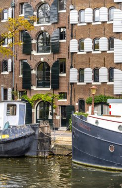 Tarihsel mimari ve Amsterdam 'ın eski şehir Amsterdam, Hollanda' da botları ve kanalları olan tipik şehir manzarası