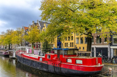 Tarihsel mimari ve Amsterdam 'ın eski şehir Amsterdam, Hollanda' da botları ve kanalları olan tipik şehir manzarası