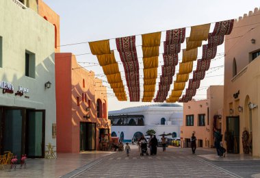 Mor, hardal, yeşil, sarı ve pembe renkli geleneksel evler. Binaların mimarisi, çağdaş tasarımın unsurlarını geleneksel doğu ve Akdeniz etkileriyle birleştirerek ayırt edicidir. Mia Park..