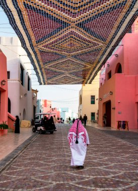 Mor, hardal, yeşil, sarı ve pembe renkli geleneksel evler. Binaların mimarisi, çağdaş tasarımın unsurlarını geleneksel doğu ve Akdeniz etkileriyle birleştirerek ayırt edicidir. Mia Park..