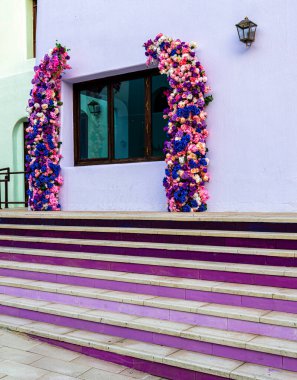 Mor, hardal, yeşil, sarı ve pembe renkli geleneksel evler. Binaların mimarisi, çağdaş tasarımın unsurlarını geleneksel doğu ve Akdeniz etkileriyle birleştirerek ayırt edicidir. Mia Park..