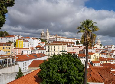 Portekiz 'deki Cruzeiros de Lisboa Terminali' nin yakınındaki eski kasabanın çatılarına bakın.