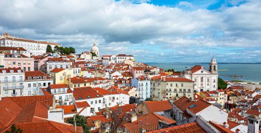 Portekiz 'deki Cruzeiros de Lisboa Terminali' nin yakınındaki eski kasabanın çatılarına bakın.