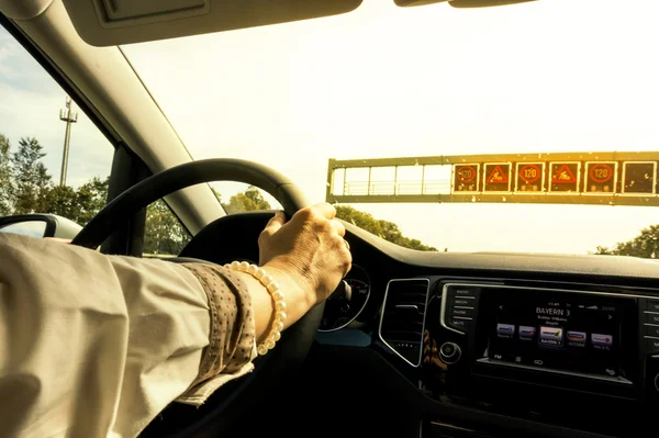 Woman driving a car — Stock Photo, Image