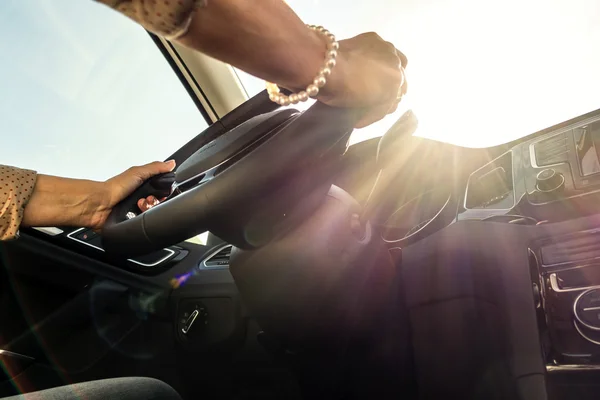 Woman driving a car — Stock Photo, Image