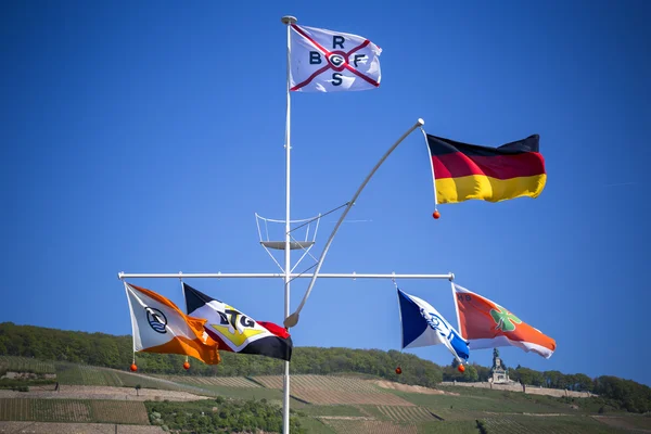 Drapeaux sur un mât de navire — Photo