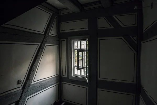 Uma janela em uma casa de meia-madeira — Fotografia de Stock