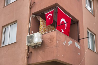 Küçük bir Türk kasaba evlerde asılı afiş
