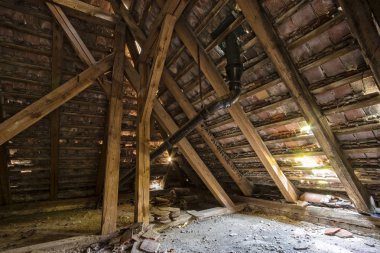 tavan arasında eski bir ev